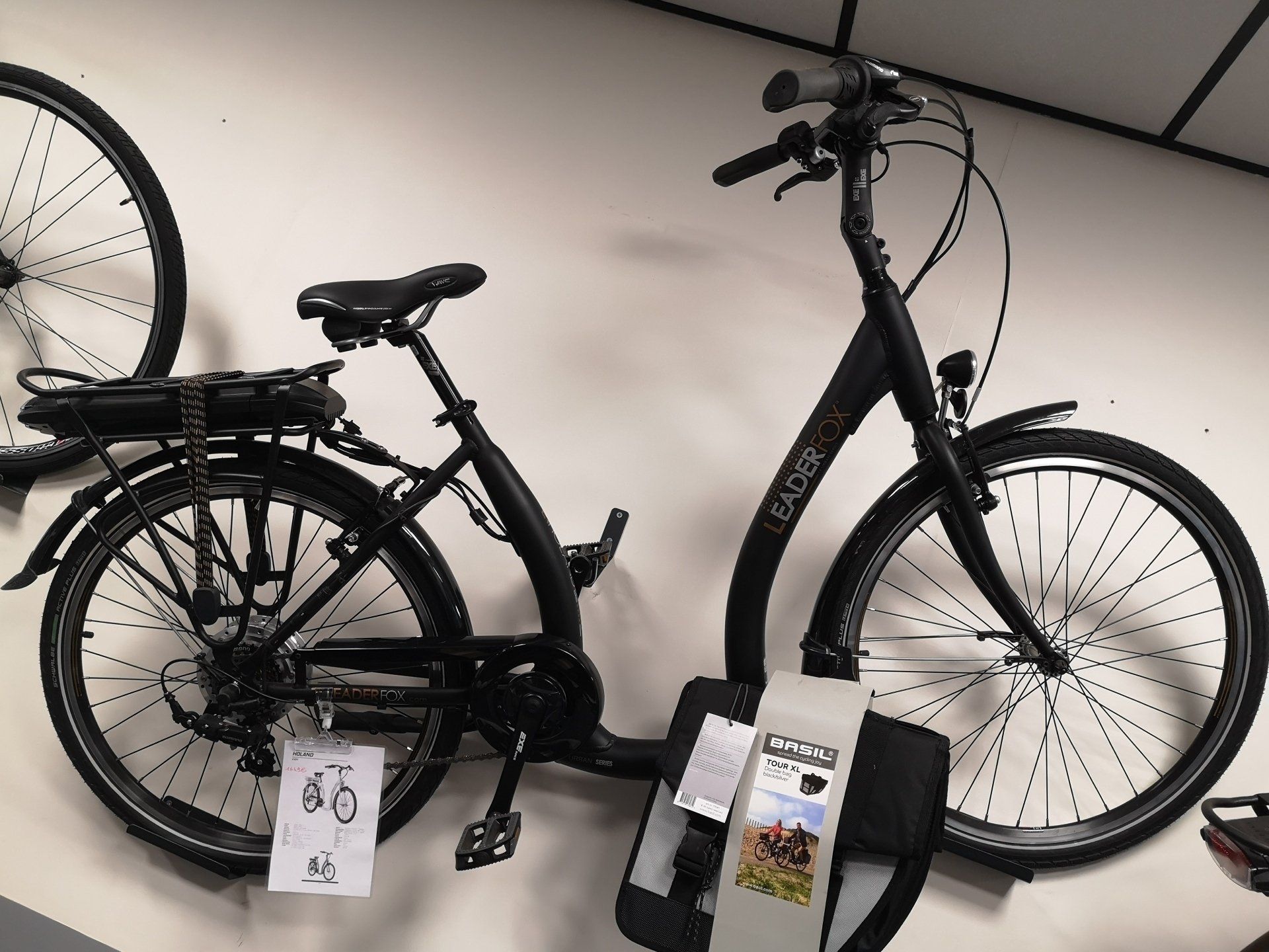 Un vélo classique à vendre avec ses accessoires