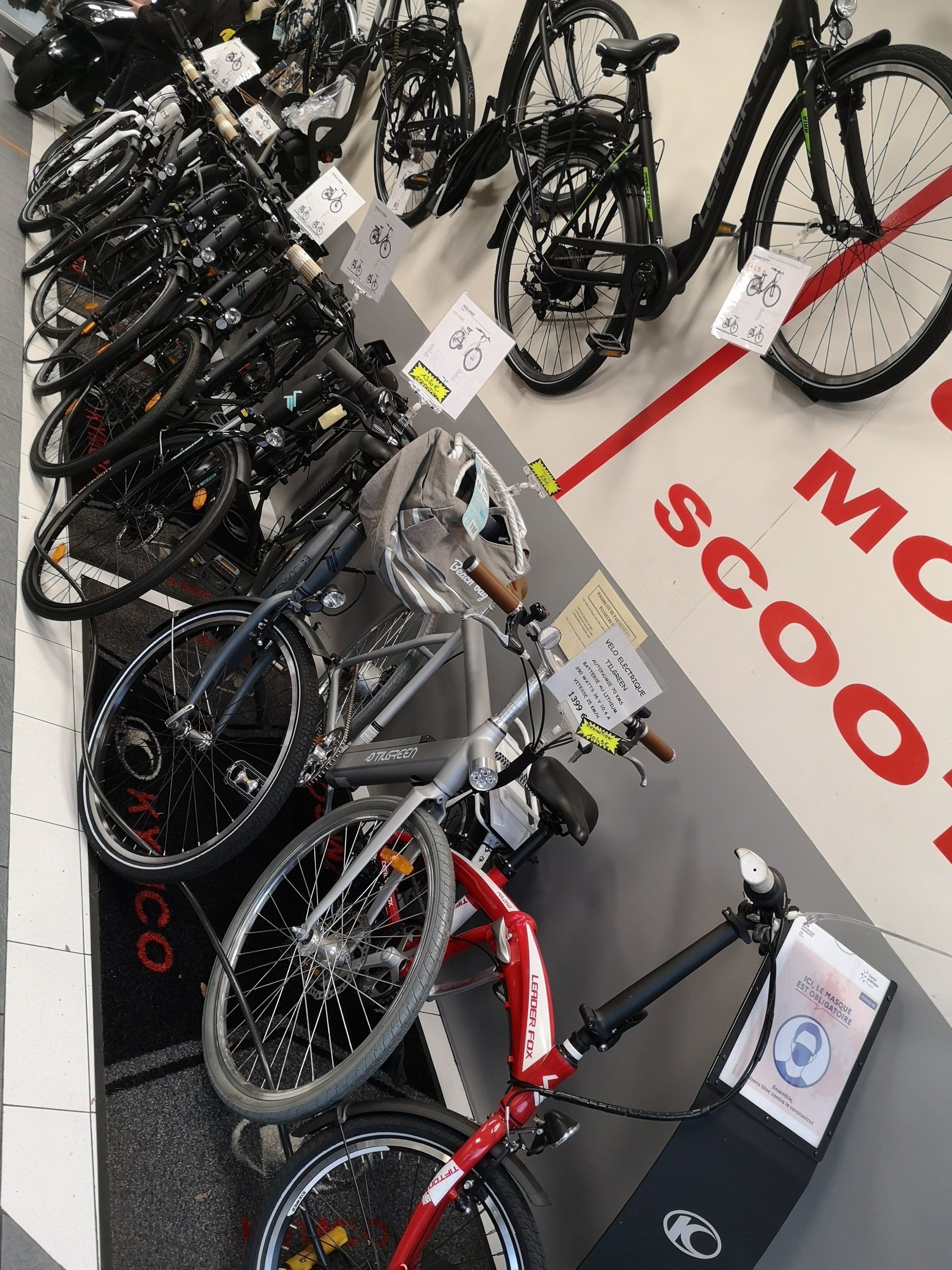 Plusieurs vélos neufs exposés dans une galerie
