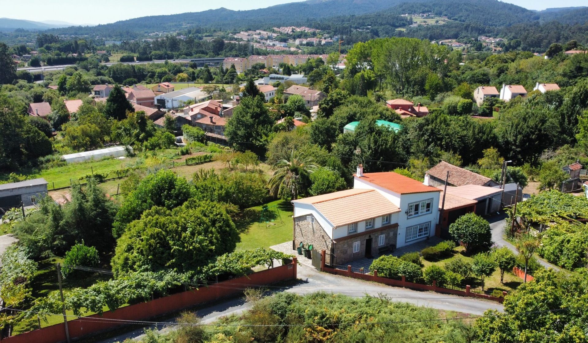 Una vista aérea de una casa en medio de un bosque