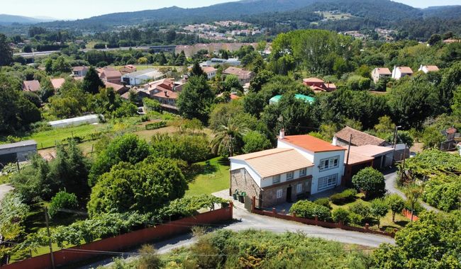 Una vista aérea de una casa en medio de un bosque