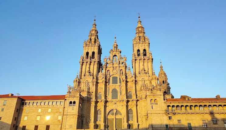 Un primer plano de un cañón con un cielo blanco al fondo.