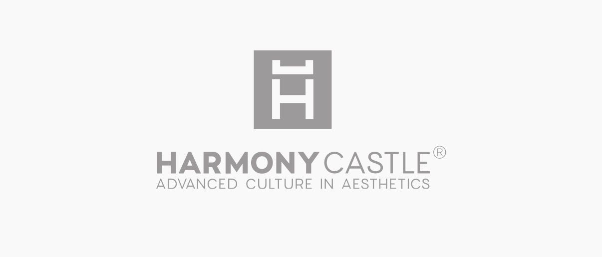 Logotipo de Harmony Castle que muestra un icono gris sobre el nombre de la empresa y el lema 