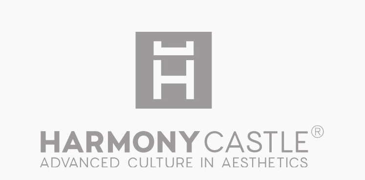 Logotipo de Harmony Castle que muestra un icono gris sobre el nombre de la empresa y el lema 
