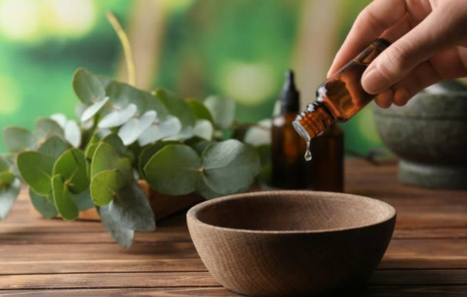 Un generador de flujo de iones Tesla Med de color blanco reposa sobre un pedestal con un anillo blanco brillante de fondo oscuro.