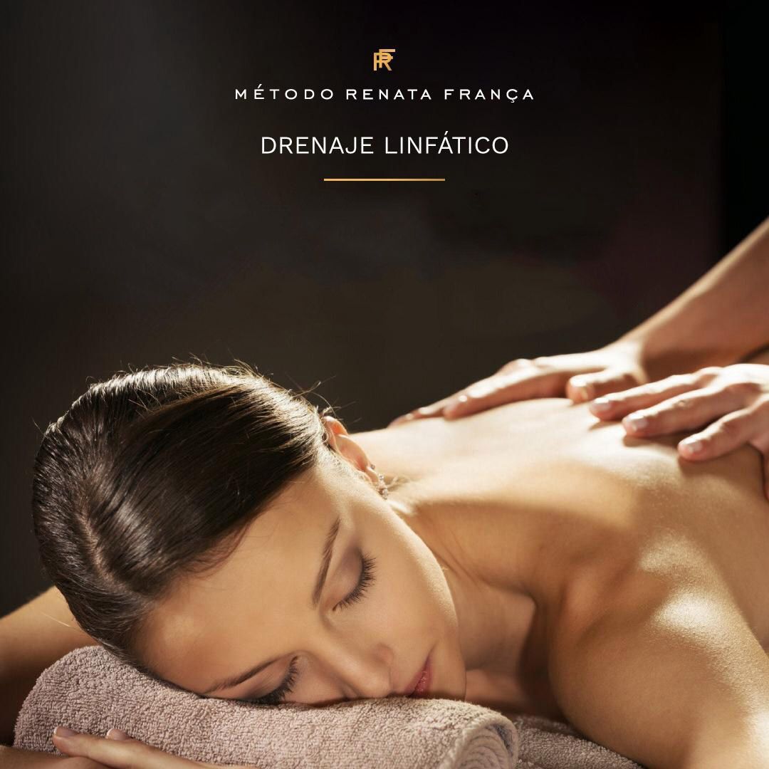 Mujer recibiendo un masaje de espalda con el texto “Drenaje Linfático” encima de ella.