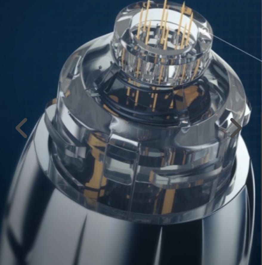 Vista de cerca de la punta de un dispositivo médico de microagujas, que presenta una matriz circular de finas agujas de color dorado.