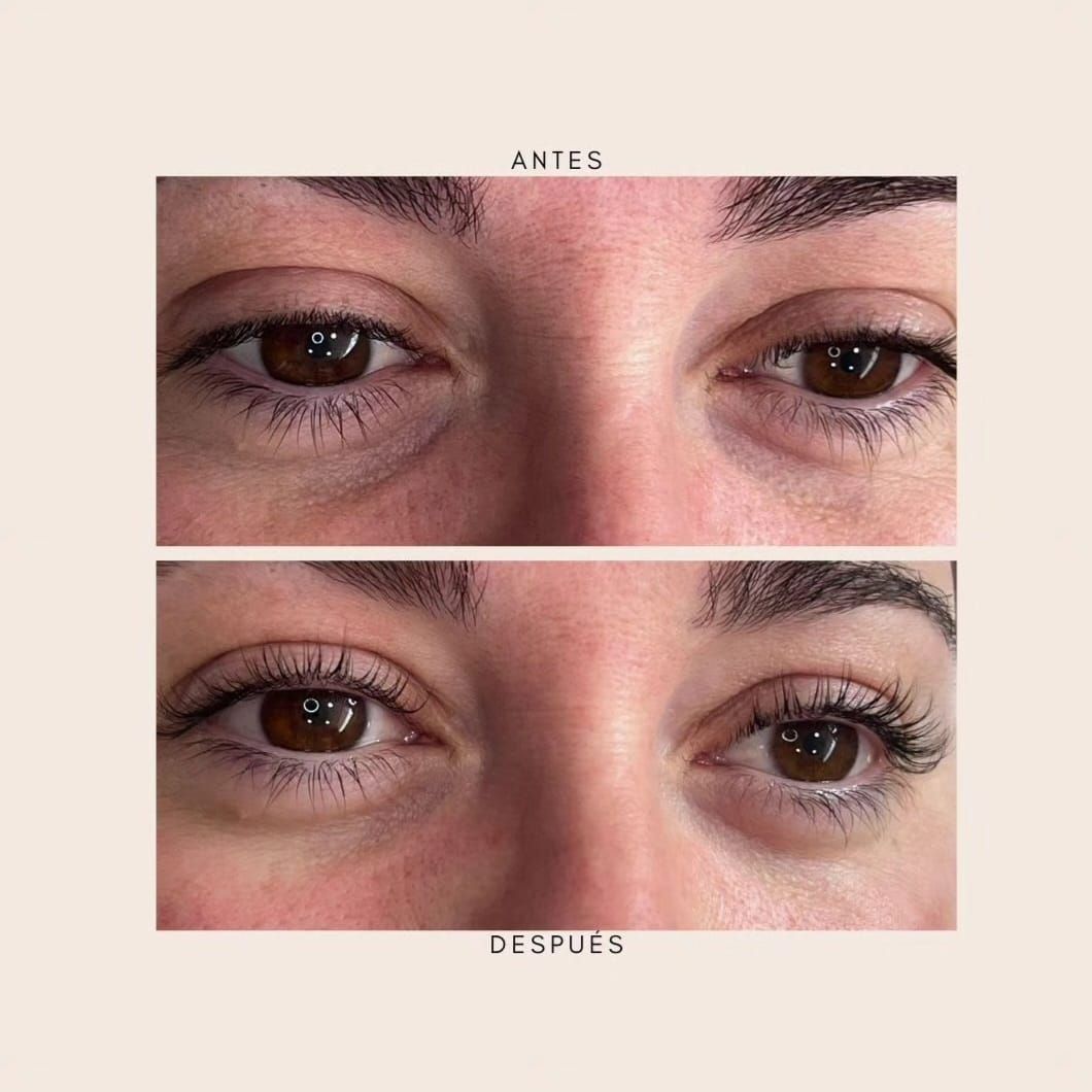 Un generador de flujo de iones Tesla Med de color blanco reposa sobre un pedestal con un anillo blanco brillante de fondo oscuro.