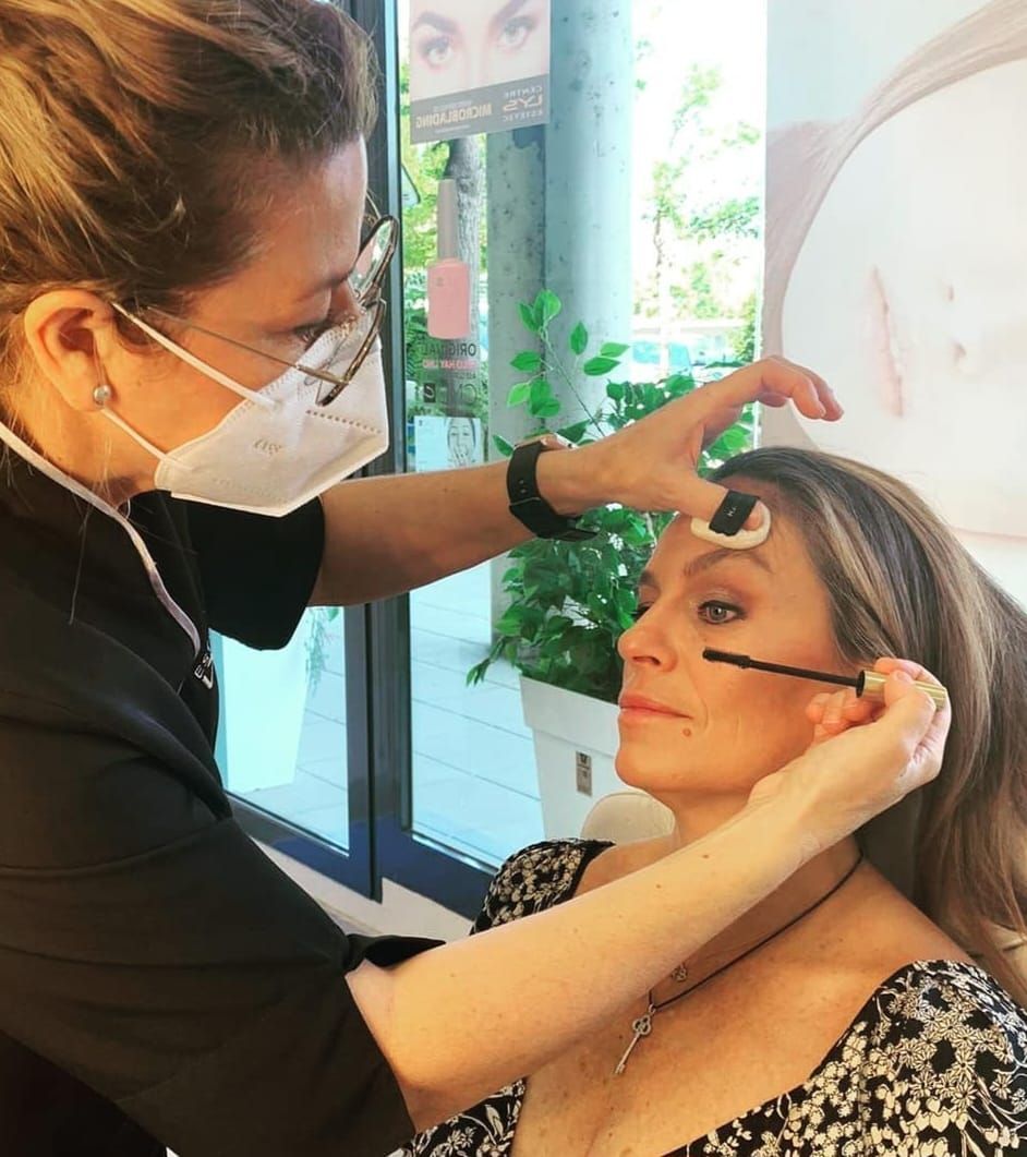 Un generador de flujo de iones Tesla Med de color blanco reposa sobre un pedestal con un anillo blanco brillante de fondo oscuro.