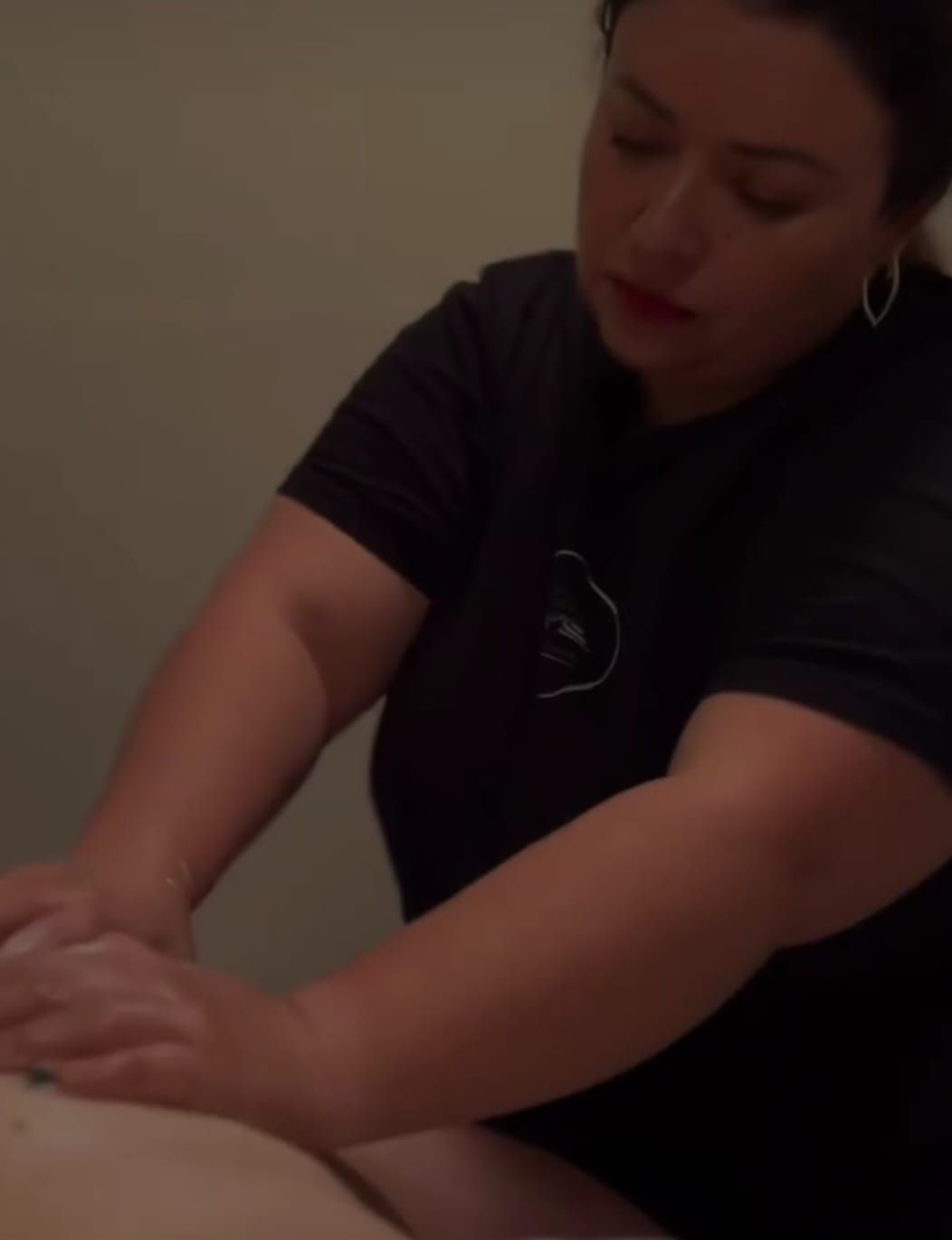 Un generador de flujo de iones Tesla Med de color blanco reposa sobre un pedestal con un anillo blanco brillante de fondo oscuro.