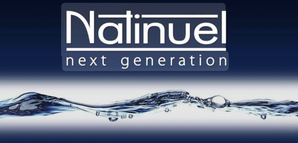 Primer plano de un rostro con crema en la mejilla sobre un fondo beige, junto al logotipo y el nombre de la marca Bioline Jató.