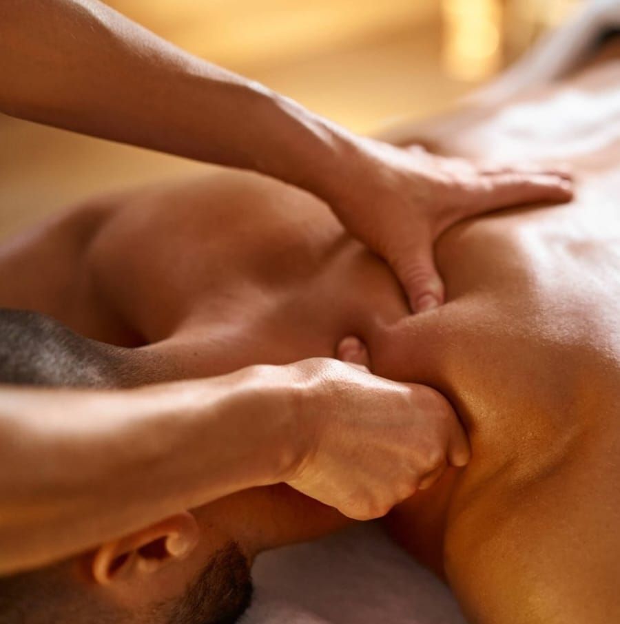 Un generador de flujo de iones Tesla Med de color blanco reposa sobre un pedestal con un anillo blanco brillante de fondo oscuro.