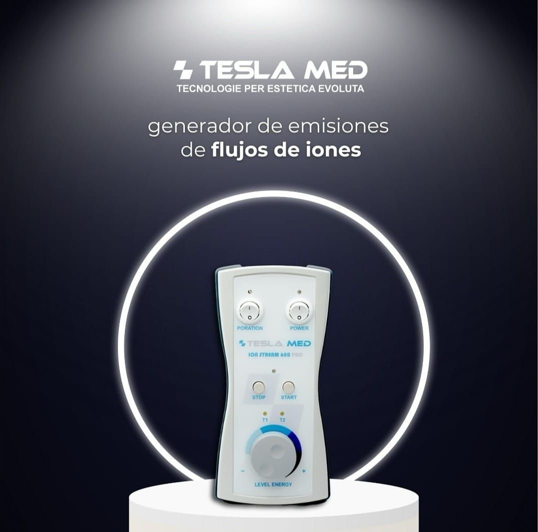 Un generador de flujo de iones Tesla Med de color blanco reposa sobre un pedestal con un anillo blanco brillante de fondo oscuro.