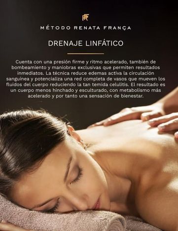 Una persona recibe un masaje en la espalda como parte del Método Renata França para el drenaje linfático.