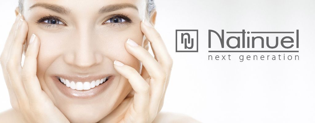 Primer plano de una persona sonriente con las manos enmarcando su rostro, junto al logotipo de la marca Natinuel.