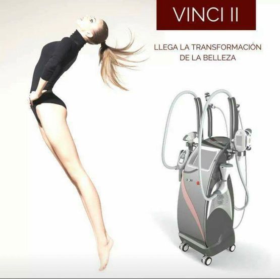 Un generador de flujo de iones Tesla Med de color blanco reposa sobre un pedestal con un anillo blanco brillante de fondo oscuro.