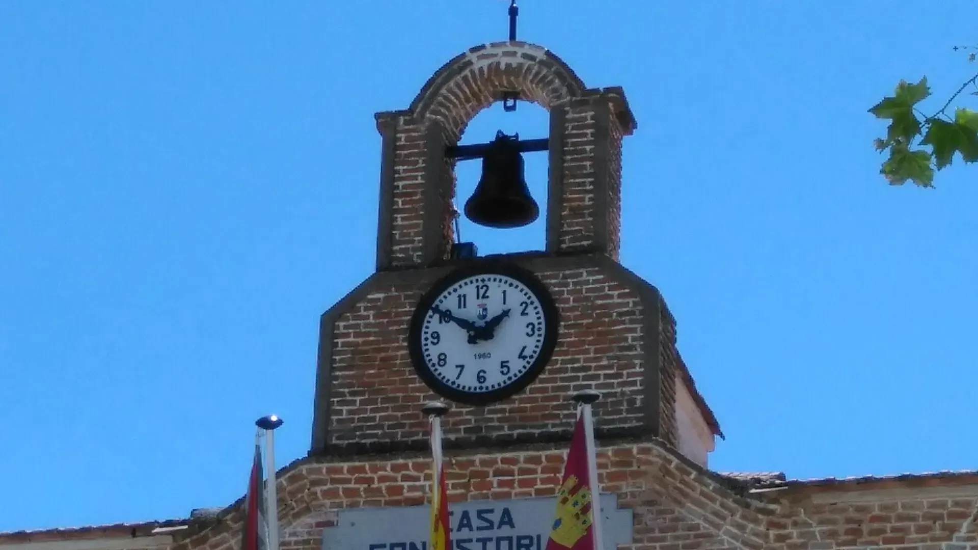 Un campanario con un reloj en la parte superior