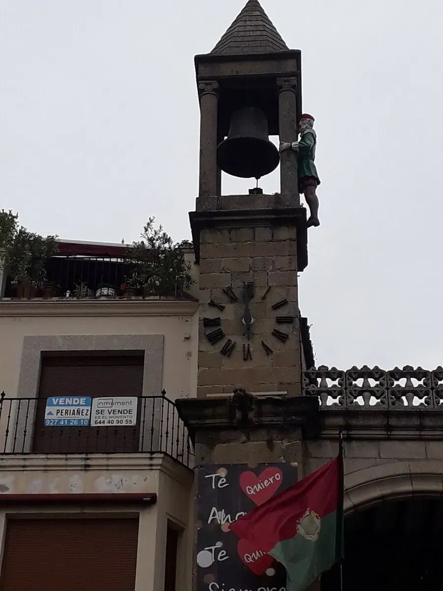 Una torre de reloj con una campana en la parte superior