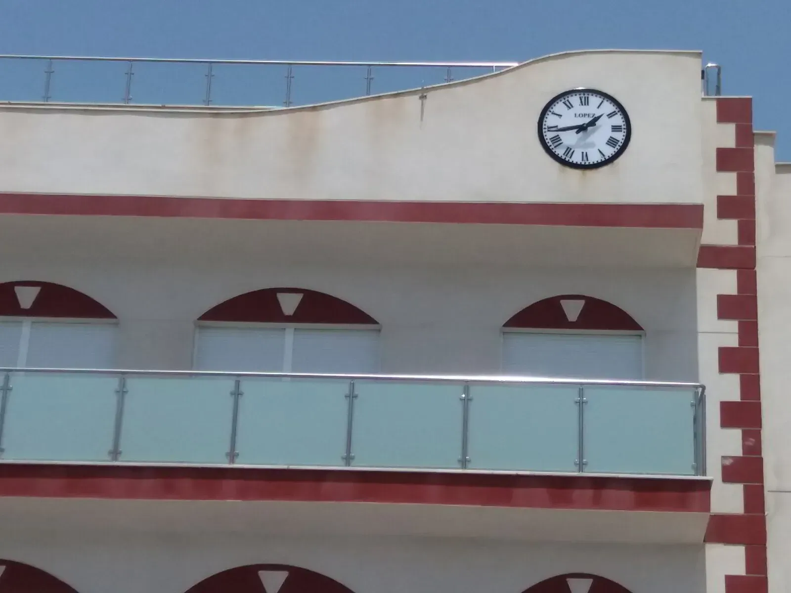 Un edificio con un reloj en la parte superior.