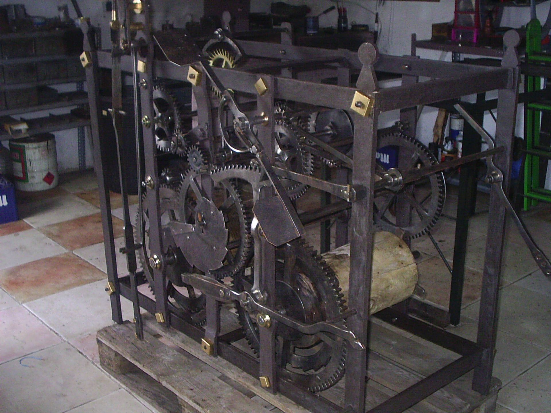 Un reloj está sobre una paleta de madera en una habitación.