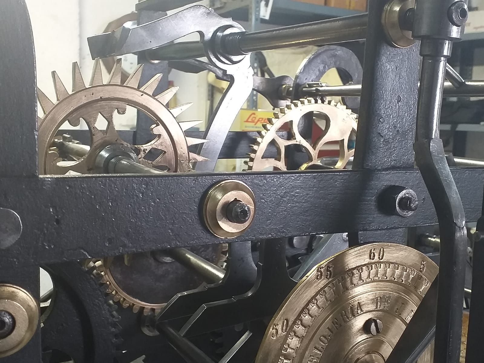 Un primer plano del interior de un mecanismo de reloj.