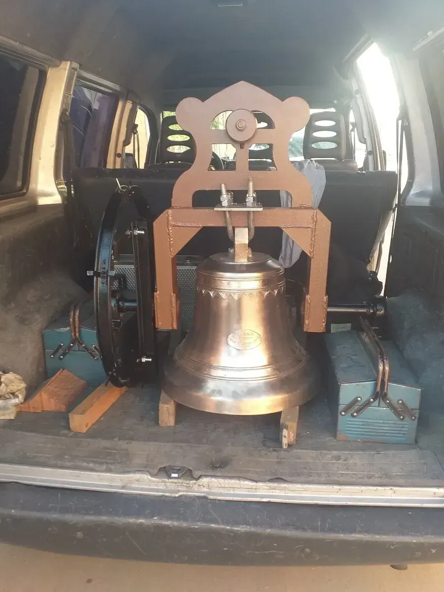 Una campana grande está en la parte trasera de una camioneta