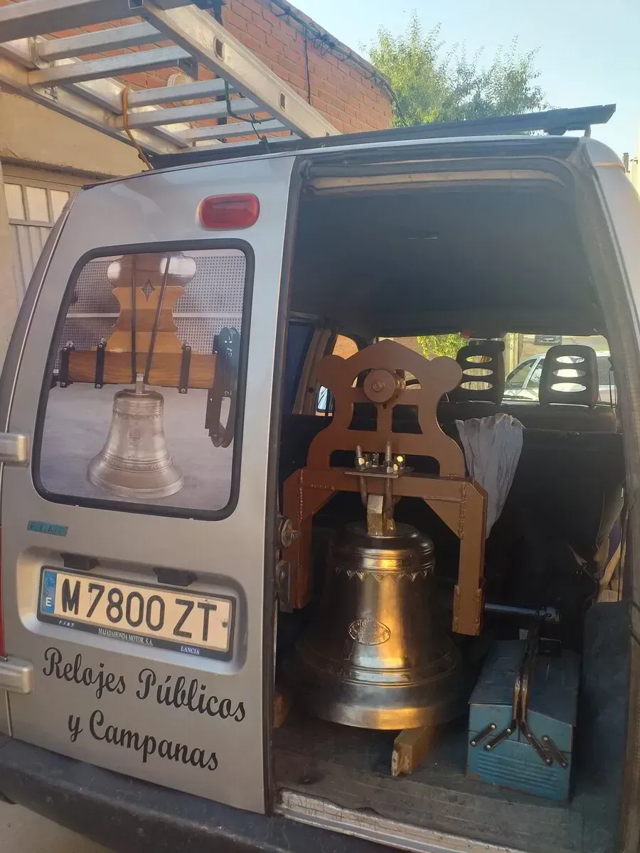 Una furgoneta con matrícula m7800 zt