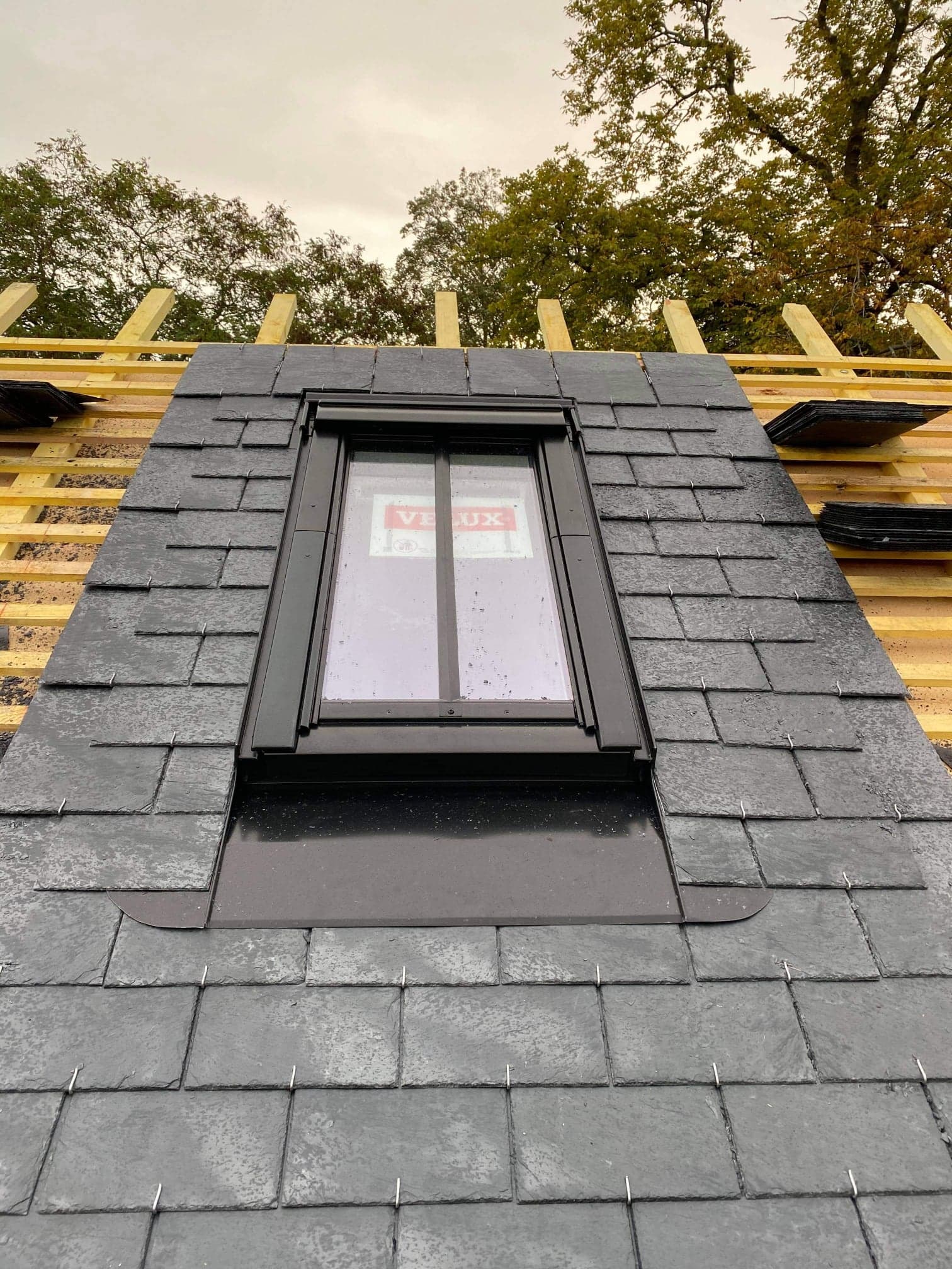 Pose d'ardoises et fenêtre de toit