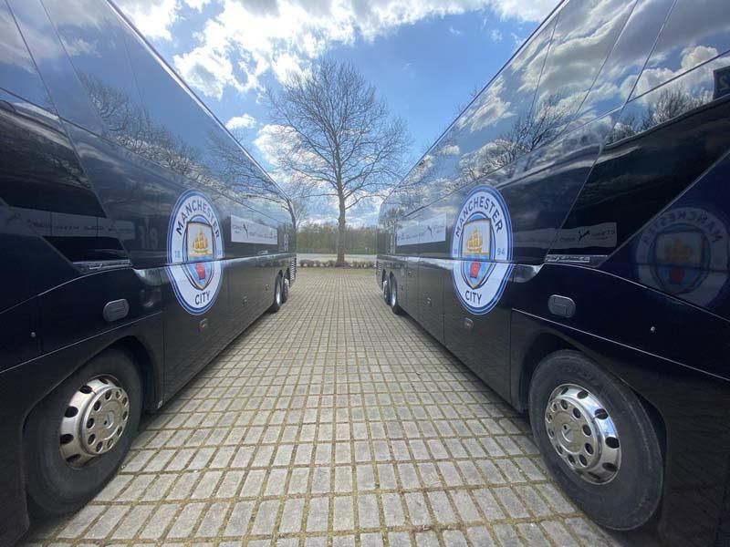 Zwei Manchester City Busse stehen nebeneinander