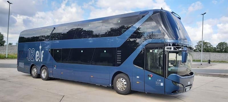 Auf einem Parkplatz steht ein blauer Doppeldeckerbus.