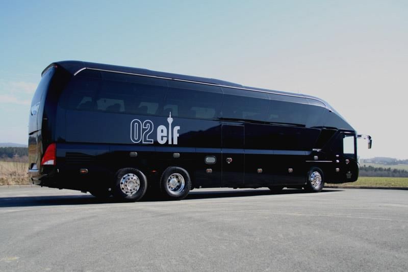 Ein schwarzer Bus mit der Nummer 02 Elf auf der Seite