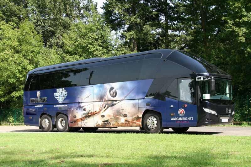 Ein blau-schwarzer Bus steht auf einer Wiese