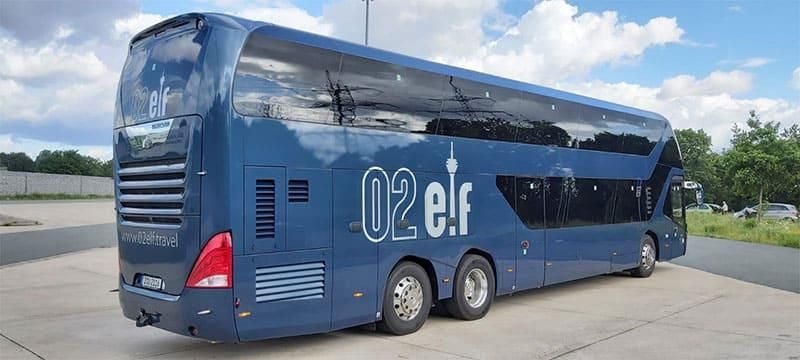 Auf einem Parkplatz steht ein blauer Doppeldeckerbus.
