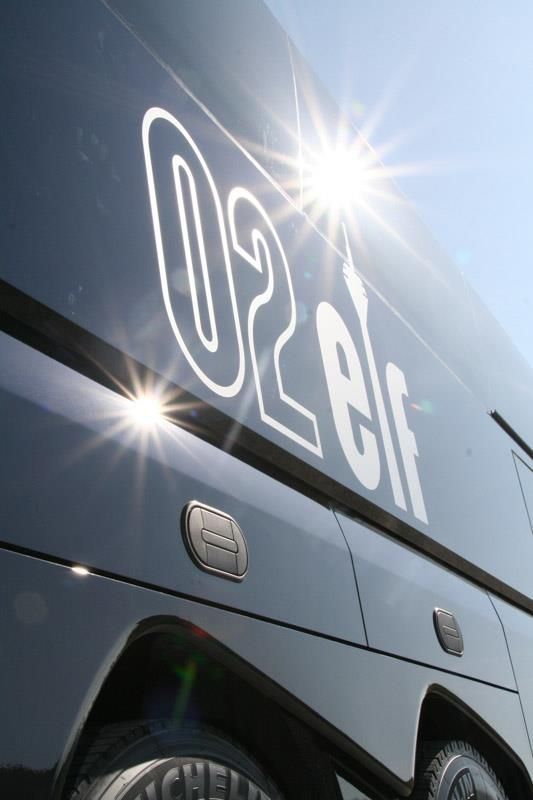 Ein schwarzer Bus mit der Nummer 02 an der Seite