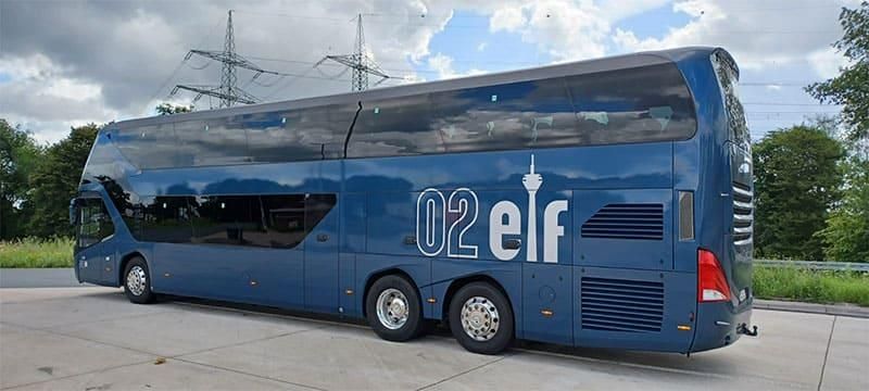 Ein blauer Doppeldeckerbus mit der Nummer 02 Elf auf der Seite
