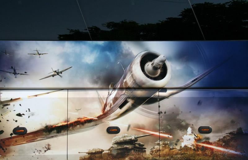 Ein Gemälde eines Flugzeugs, das über einen Panzer fliegt