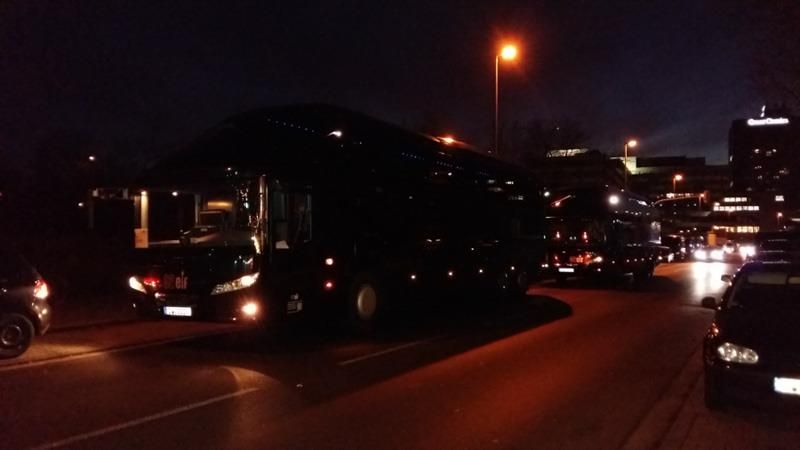 Ein Bus steht nachts am Straßenrand