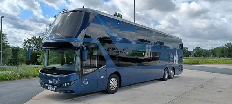 Ein blauer Doppeldeckerbus parkt am Straßenrand.