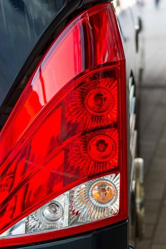 Eine Nahaufnahme des Rücklichts eines Autos