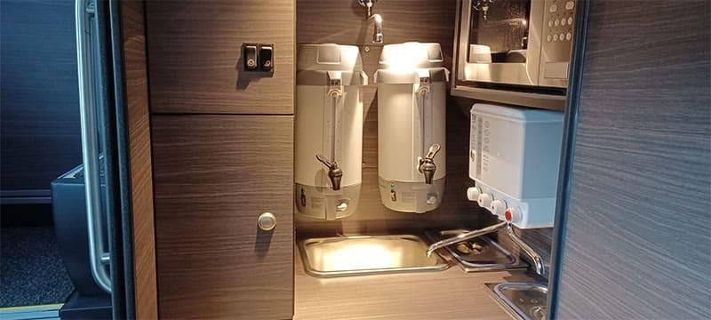 Ein Badezimmer mit einem Waschbecken und zwei Spendern an der Wand