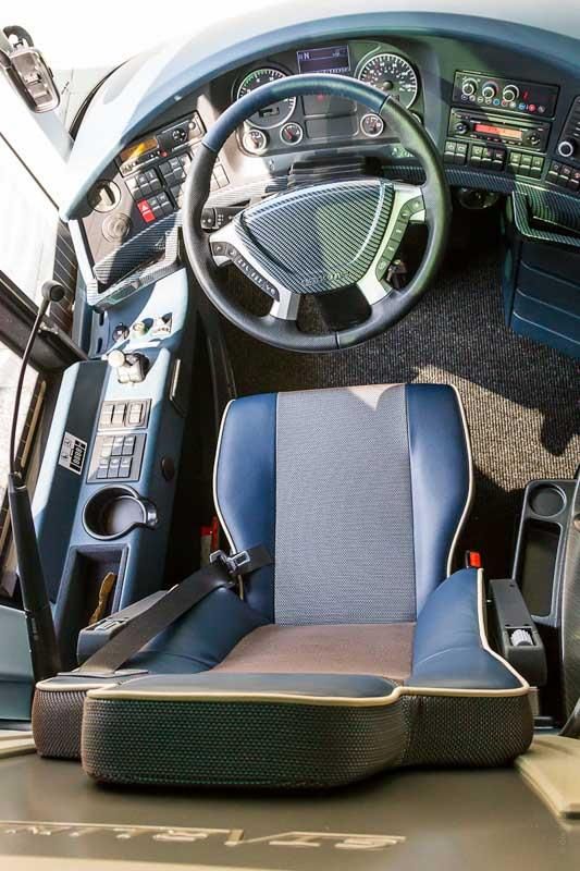 Der Innenraum eines Busses mit Sitz und Lenkrad