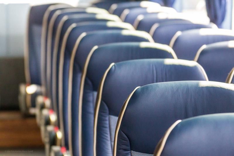 Eine Reihe blauer Ledersitze in einem Bus