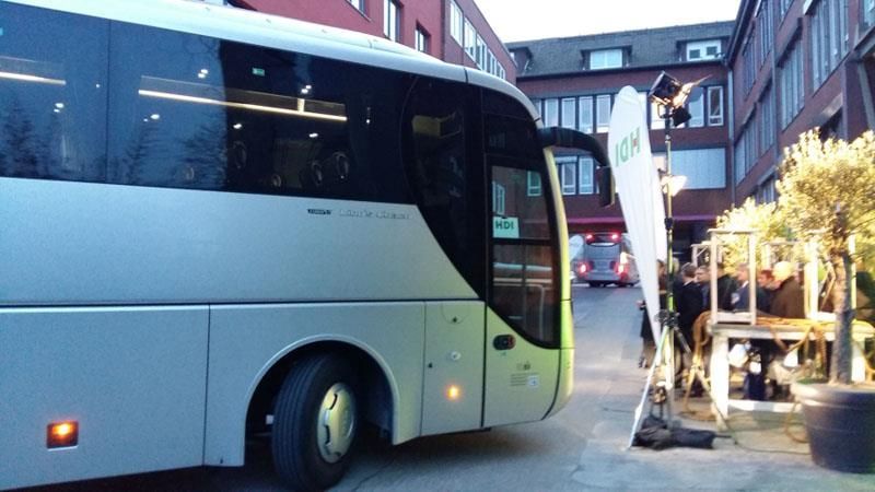 Ein Bus parkt vor einem Gebäude mit der Nummer 19