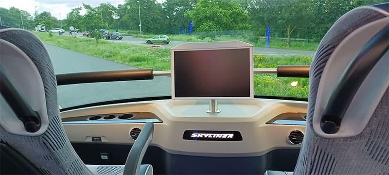 Ein Armaturenbrett eines Busses mit einem Monitor darauf