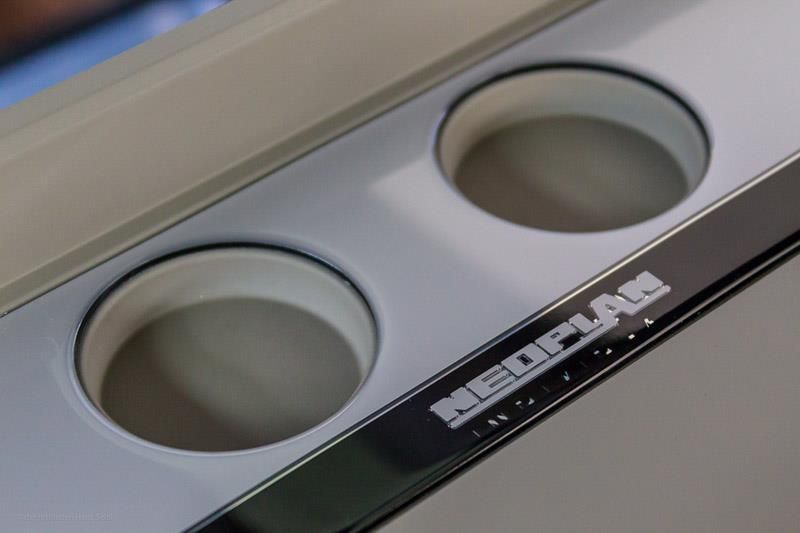Ein Metalltablett mit zwei Löchern und dem Wort „madplate“ darauf