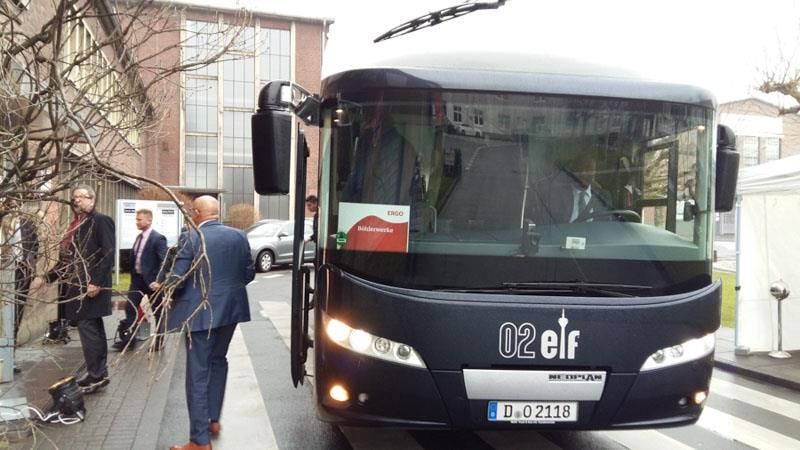 Ein schwarzer Elfenbus steht am Straßenrand