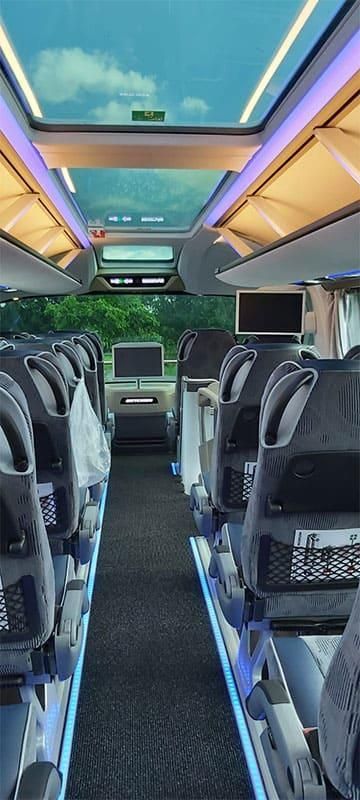 Das Innere eines Busses mit vielen Sitzen und Lichtern.