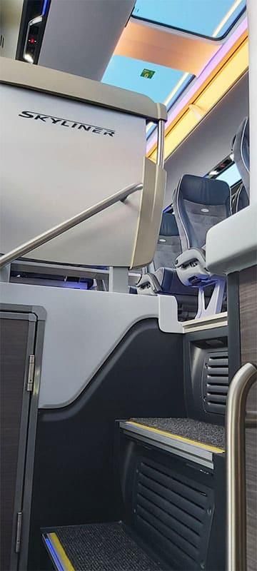 Das Innere eines Busses mit einer Treppe, die nach oben führt.