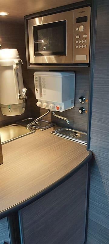 Eine Küche mit Mikrowelle und Wasserkocher.