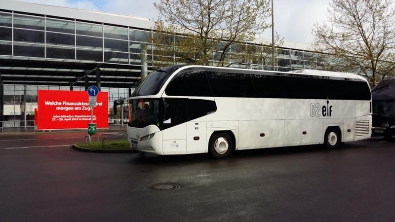 Ein weiß-schwarzer Bus mit dem Wort EIF auf der Seite