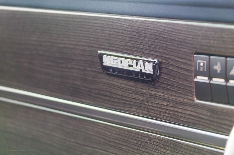 Eine Nahaufnahme eines Mercedes-Emblems auf der Seite eines Autos